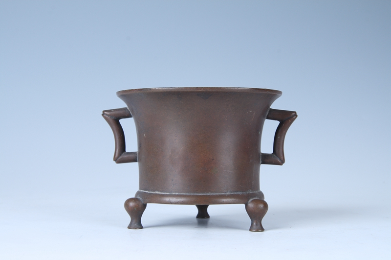 清代  双戟耳短蹄足铜香炉.jpg