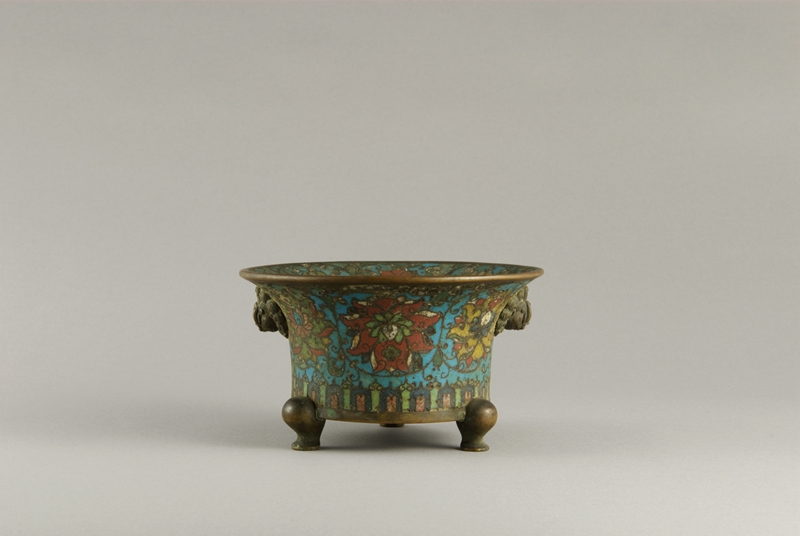 铜胎掐丝珐琅缠枝莲纹狮首耳盏式三足炉 明.jpg