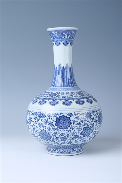 1573197619998420.jpg 清乾隆青花缠枝莲纹赏瓶 .jpg