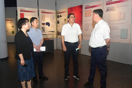 与会领导参观展览2_副本.jpg