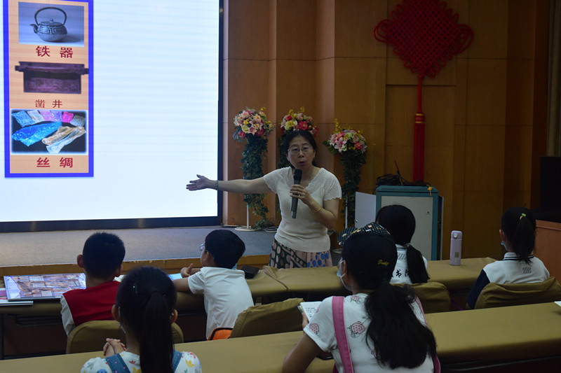1老师为孩子们讲述邮票上的”一带一路“_副本.jpg