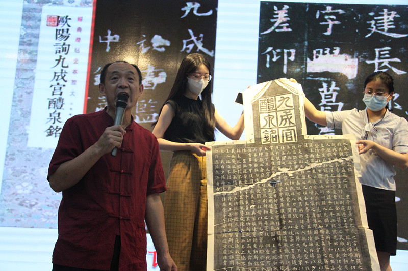 2老师为孩子们讲述《读历代碑帖 知中华文化》_副本.jpg