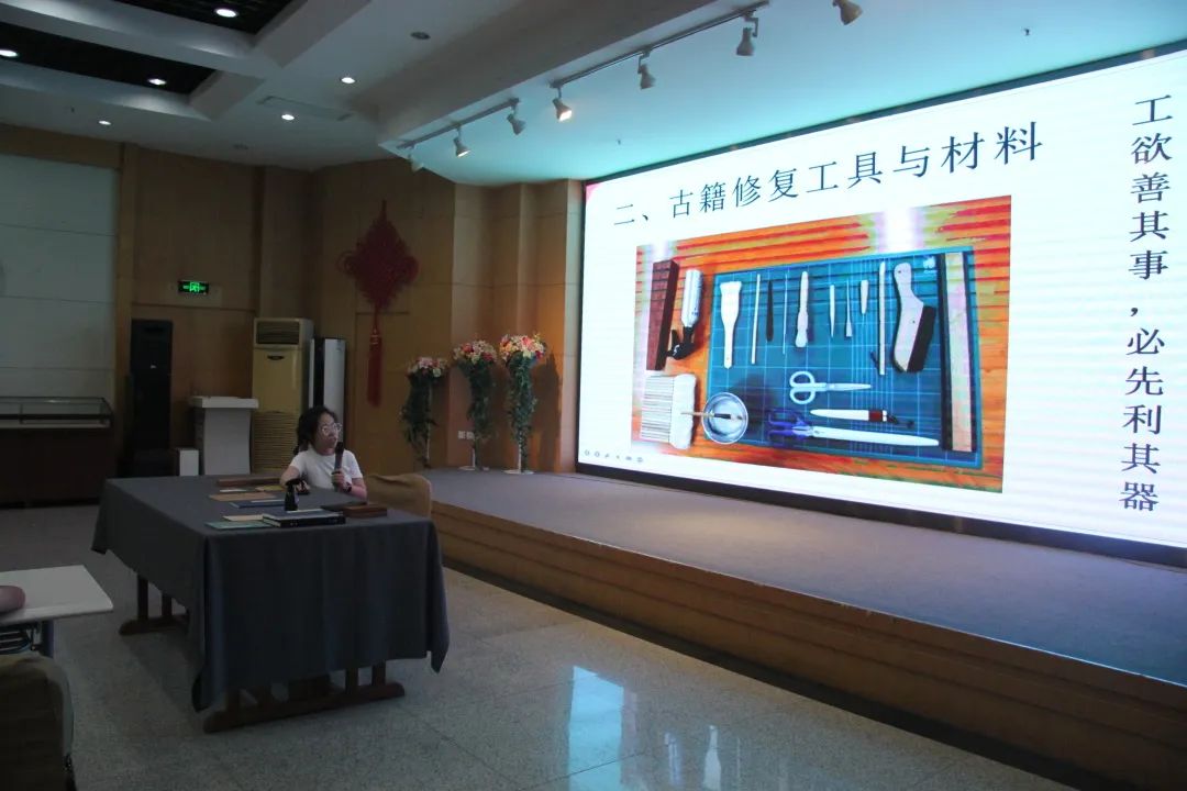 我馆专家为观众讲授《古籍保护与修复》课程.jpg