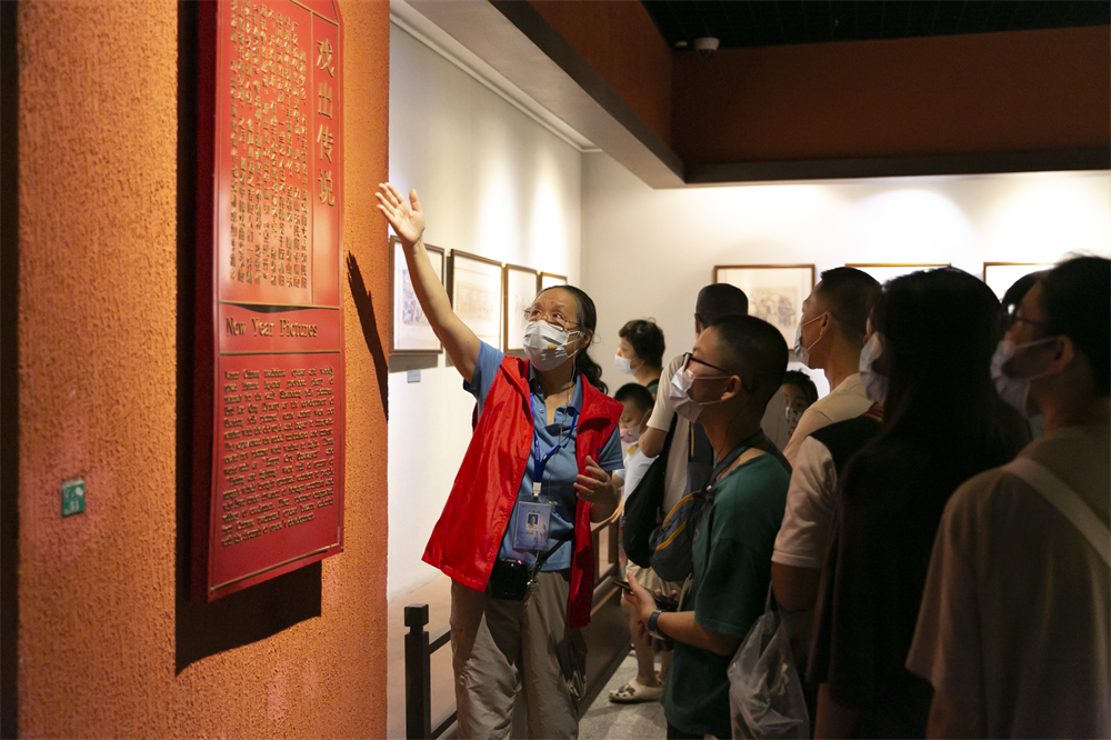 社会志愿者进行馆内专题展览和引进交流临展公益讲解 (2).png
