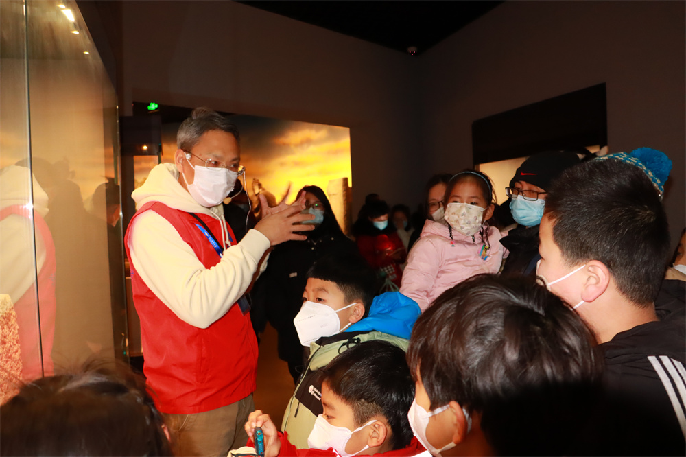 社会志愿者进行馆内专题展览和引进交流临展公益讲解 (7).jpg