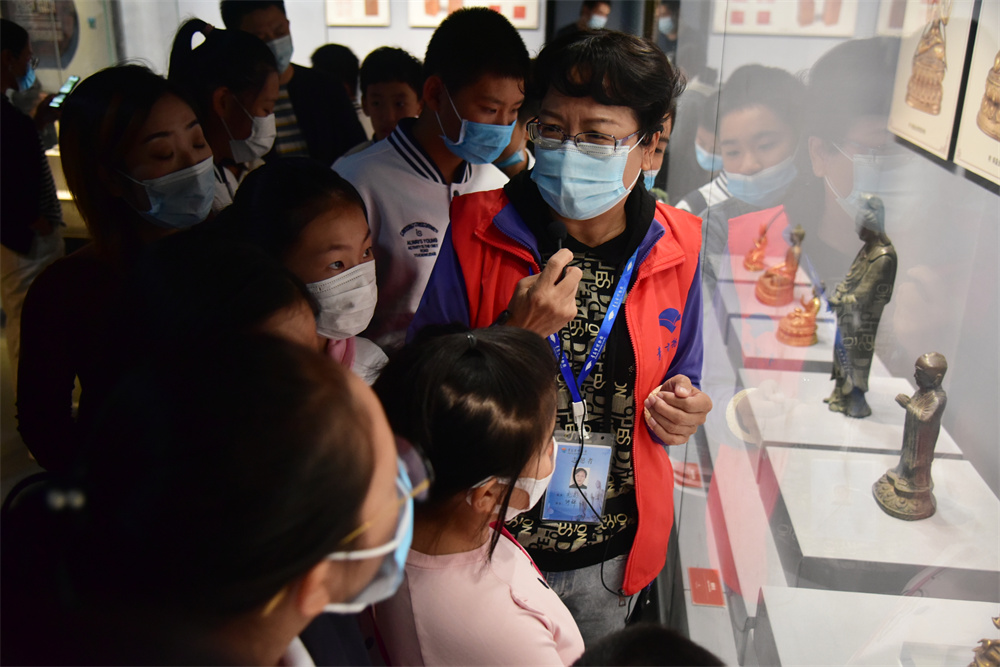 社会志愿者进行馆内专题展览和引进交流临展公益讲解 (9).jpg