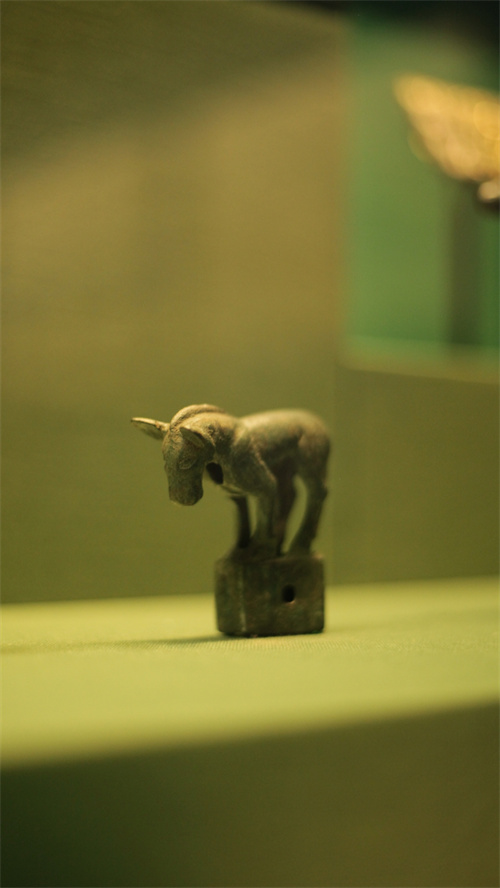 战国 立马形青铜饰 内蒙古博物院藏.jpg