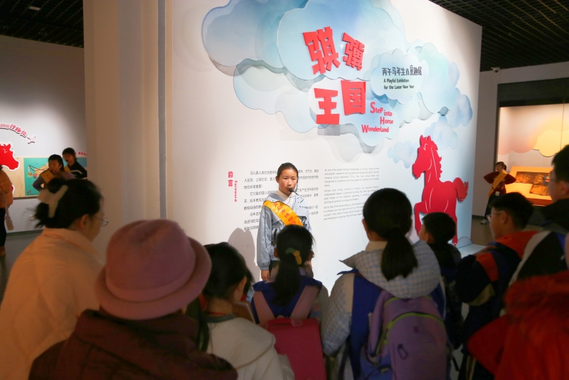 “蒲公英小讲解团”成员讲解《骐骥王国》.jpg